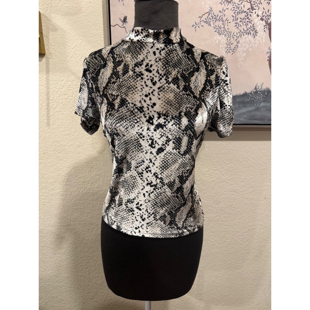 Vibe Sportswear Womens Grey Snakeskin Mock Neck Short Sleeve‎ Top Size M Y2K